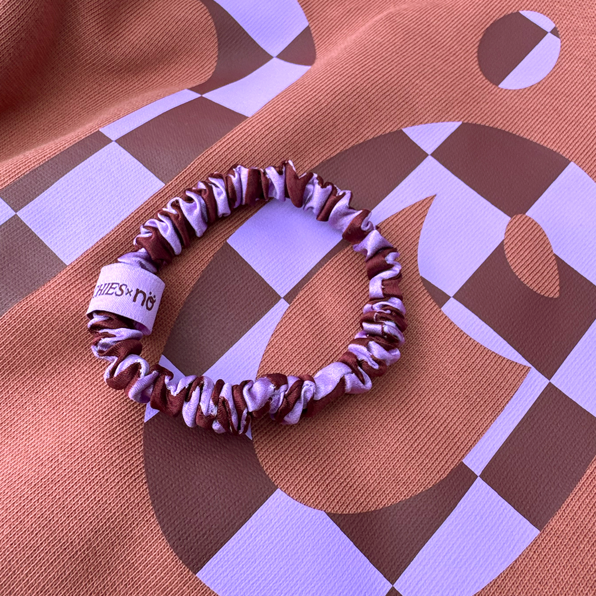 NÖ x Brunchies Seidenscrunchie Berry Check