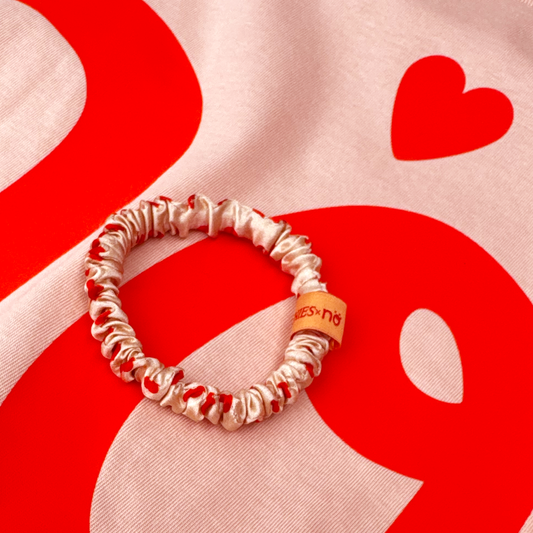 NÖ x Brunchies Seidenscrunchie Herz Peach